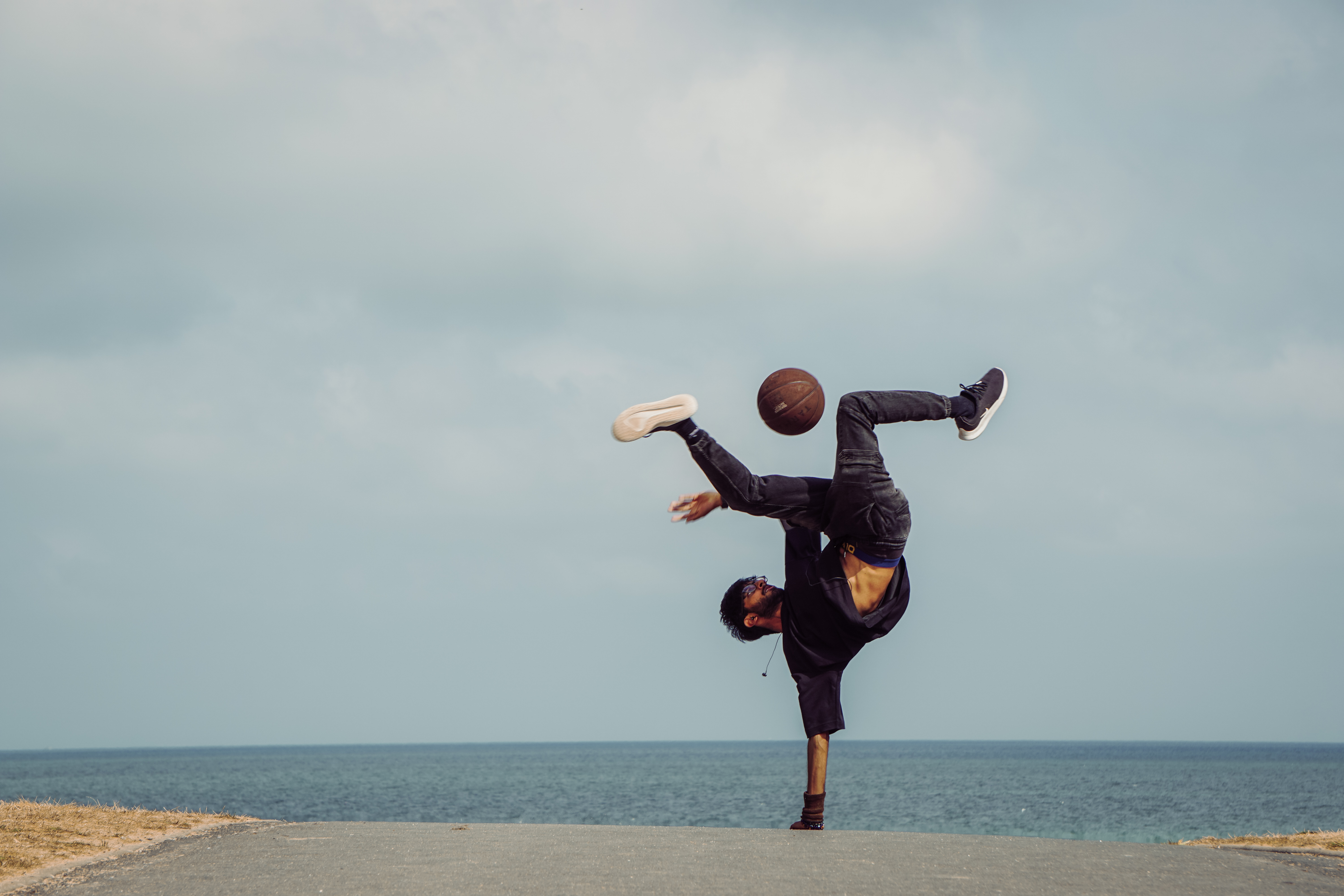 Apprentissage des tricks de freestyle : chestroll, liants, dribbles, araignée